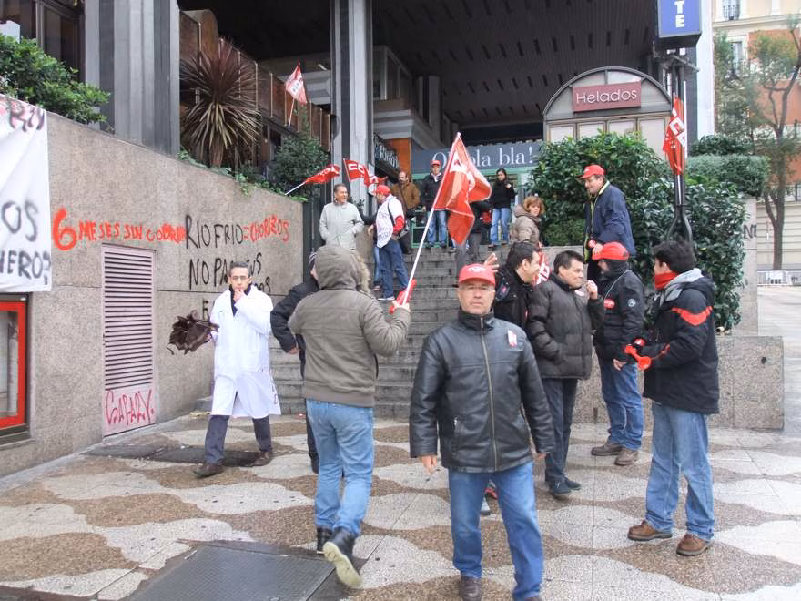 La plantilla de trabajadores de las cafeterías Riofrío, en huelga indefinida desde el pasado jueves, protestan por el impago de salarios