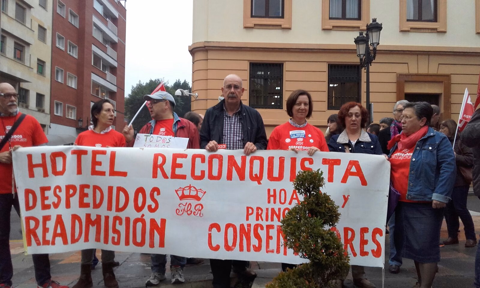 Concentración ante el Hotel Reconquista en defensa de los derechos laborales